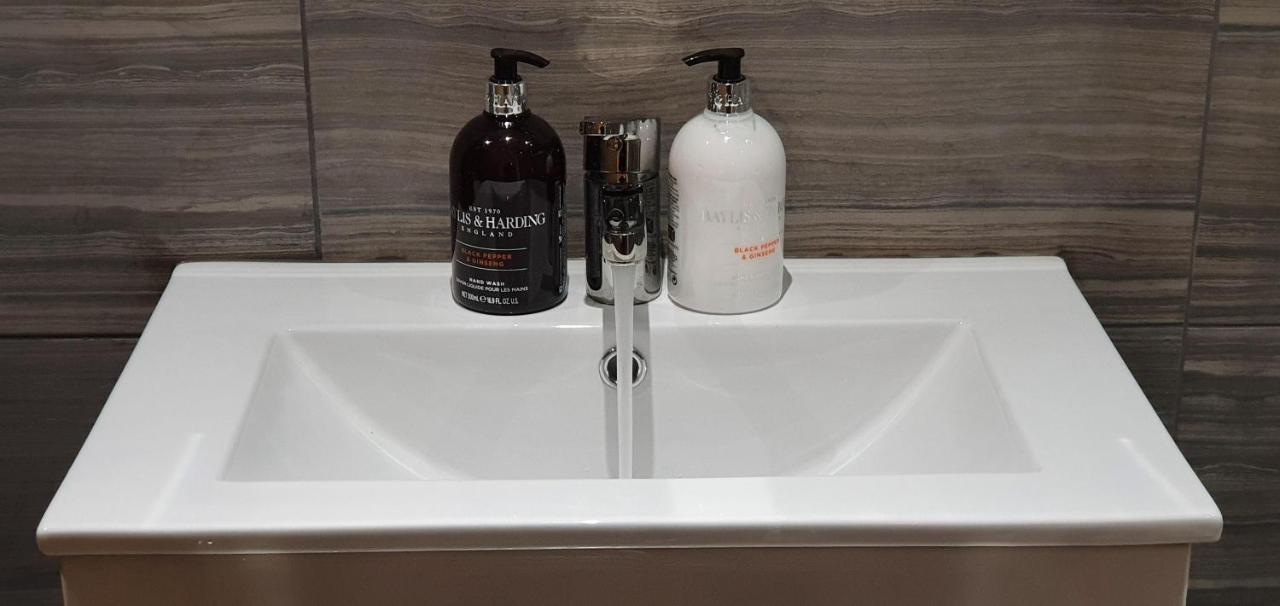 Garland Modern Spacious Apartment, Brentwood 1 외부 사진